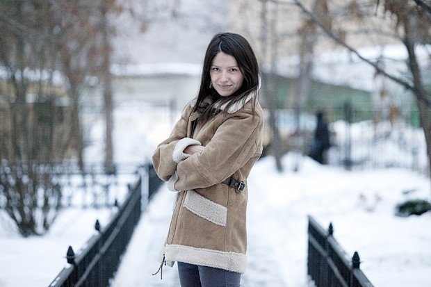 Девушка в коричневой дублёнке на снегу
