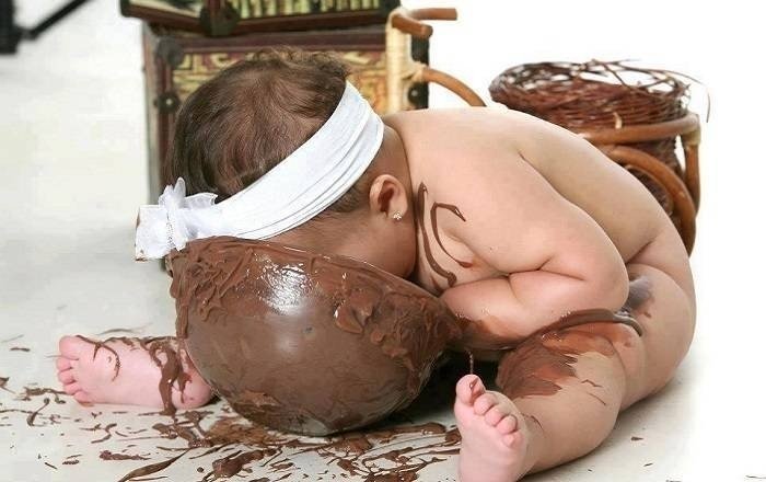 Ребенок весь в шоколаде