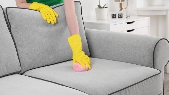 Как почистить диван: магазинные и народные средства