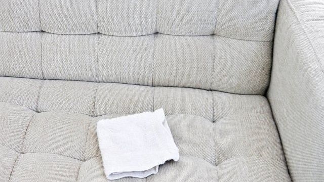 Как высушить диван после потопа. Как высушить диван от жидкости домашними средствами? Как убрать разводы с обивки дивана от мочи