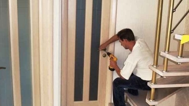 Как установить деревянную дверь своими руками