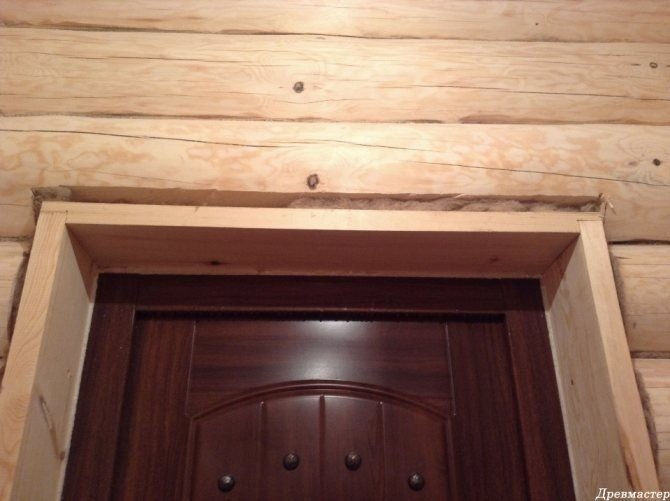 Дверные косяки для входной двери в деревянном доме