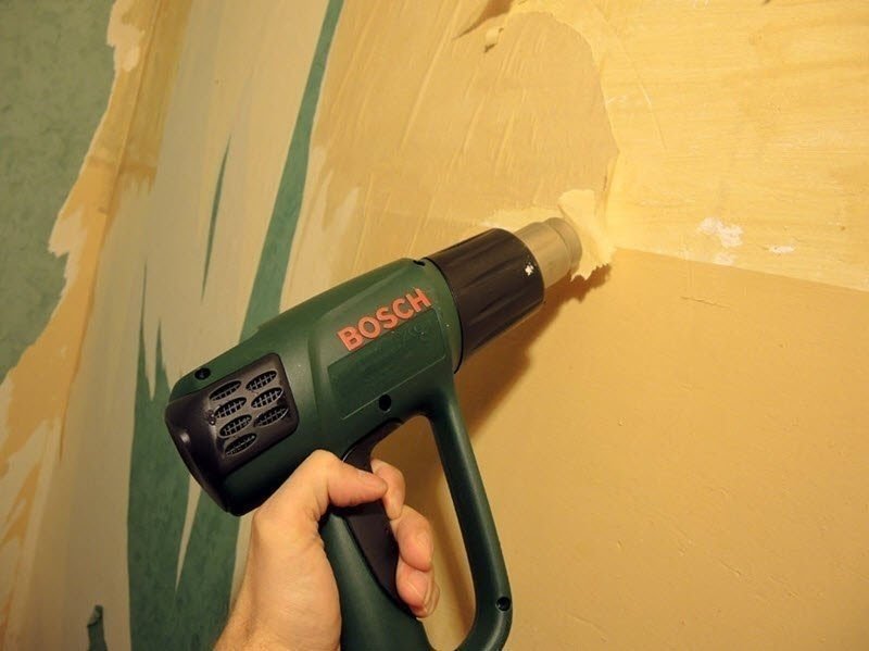 Чем убрать краску со стен для поклейки обоев