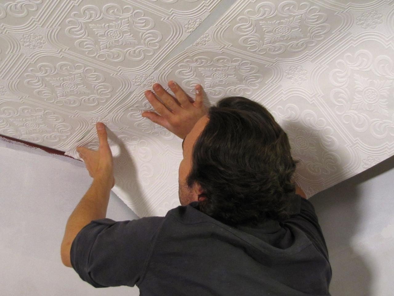 Наклеить потолочные плитки на потолок