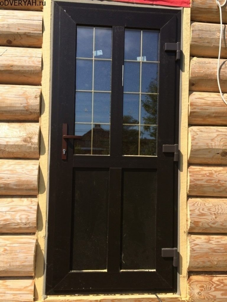 Пластиковая входная дверь в деревянный дом