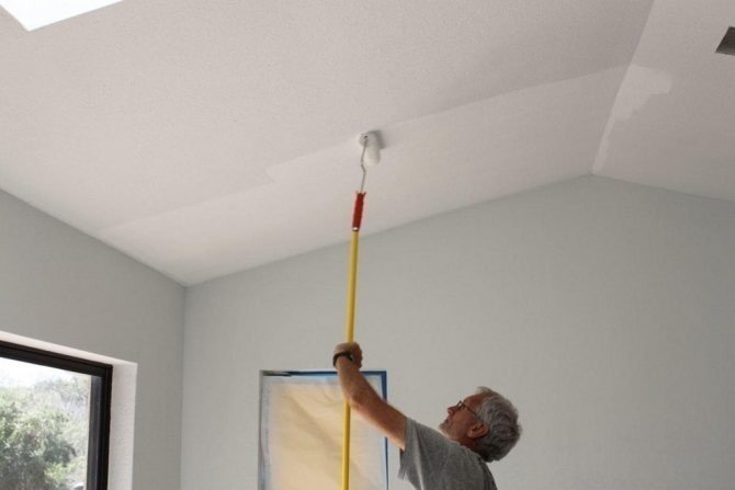 Правильно красить потолок водоэмульсионной краской валиком