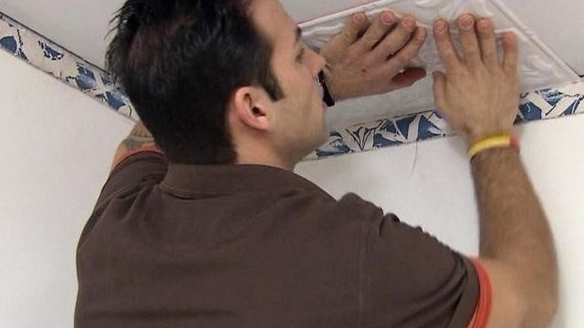 Как клеить плитку на потолок из пенопласта своими руками? Простая пошаговая инструкция с фото и описанием, как поклеить потолочную плитку