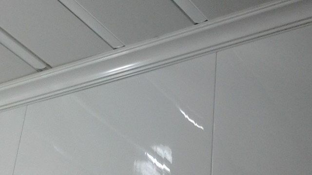 Как разобрать и снять подвесной реечный потолок в ванной