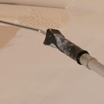 Как правильно красить потолок водоэмульсионной краской валиком без полос