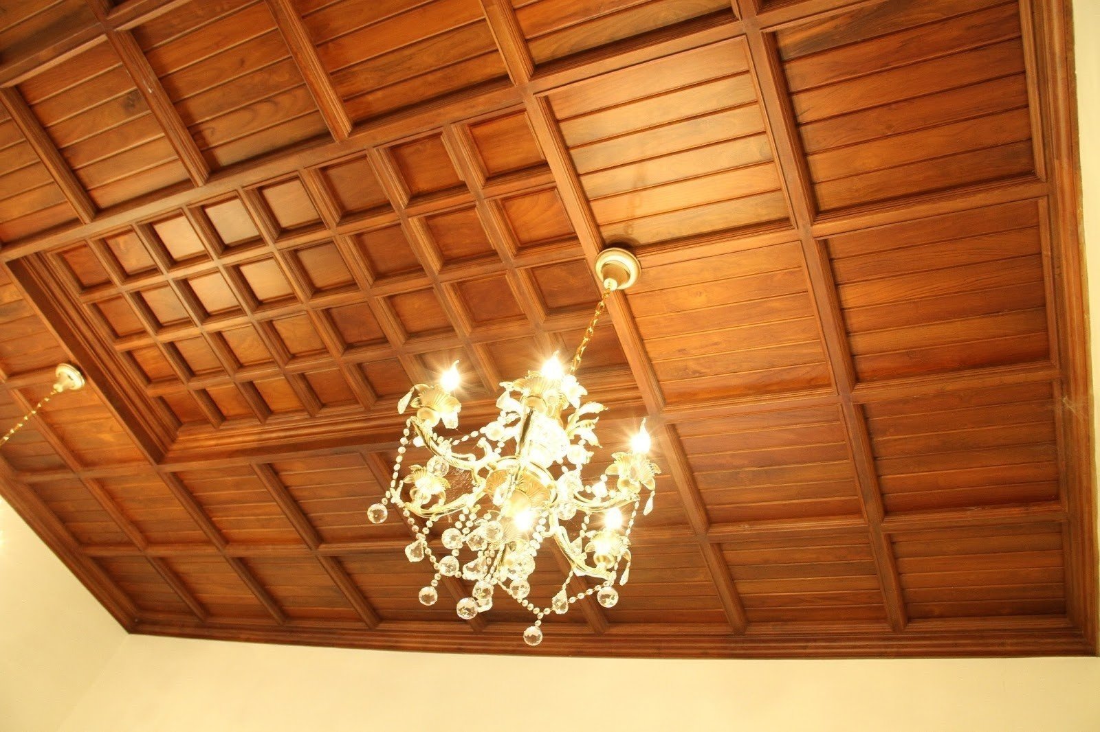 Потолок из квадратных деревянных панелей