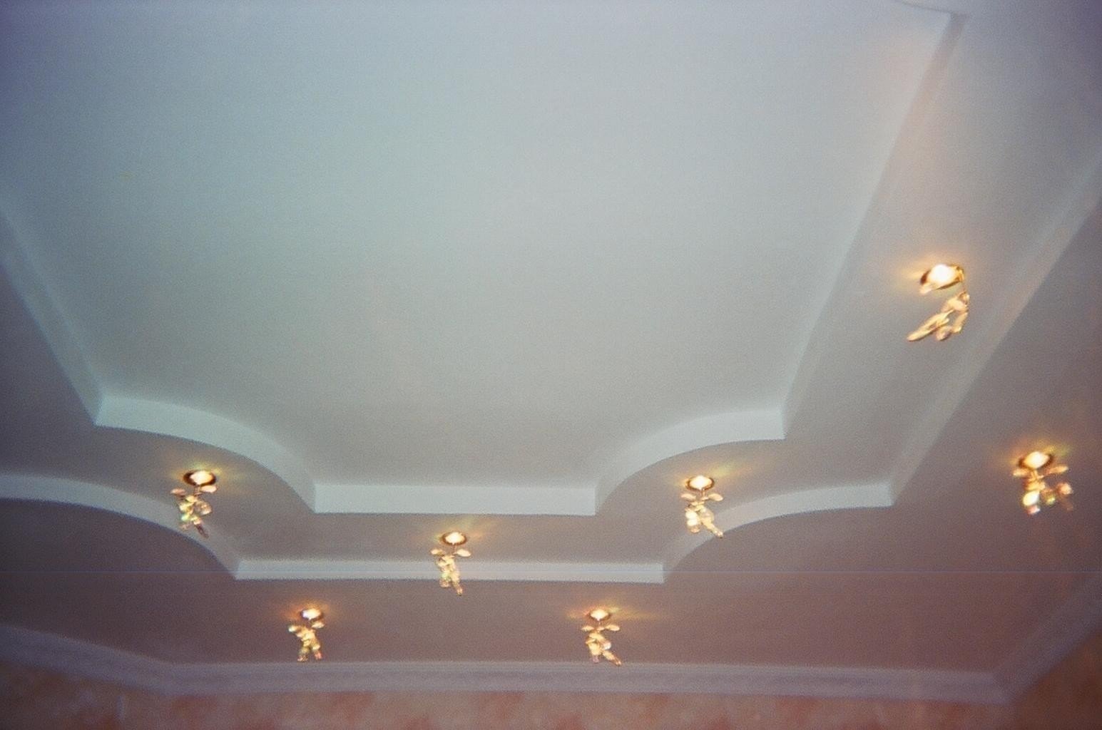Фигурный потолок из гипсокартона для зала