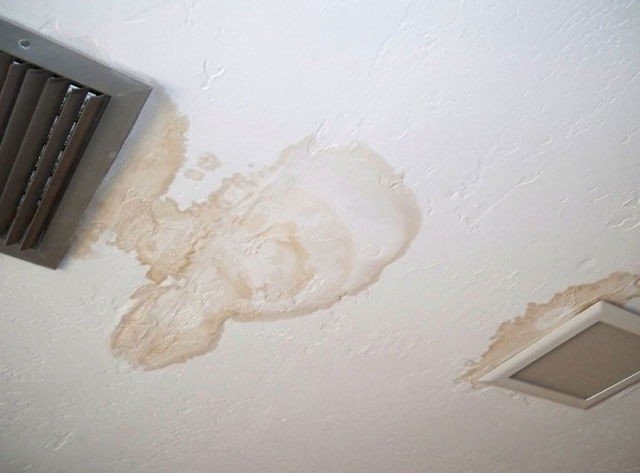 Пятна на потолке после покраски водоэмульсионной