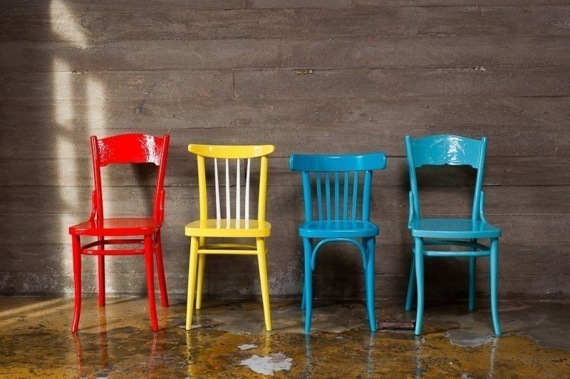 Цветные деревянные стулья