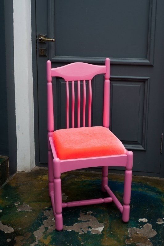 Старые стулья покрашенные в розовый