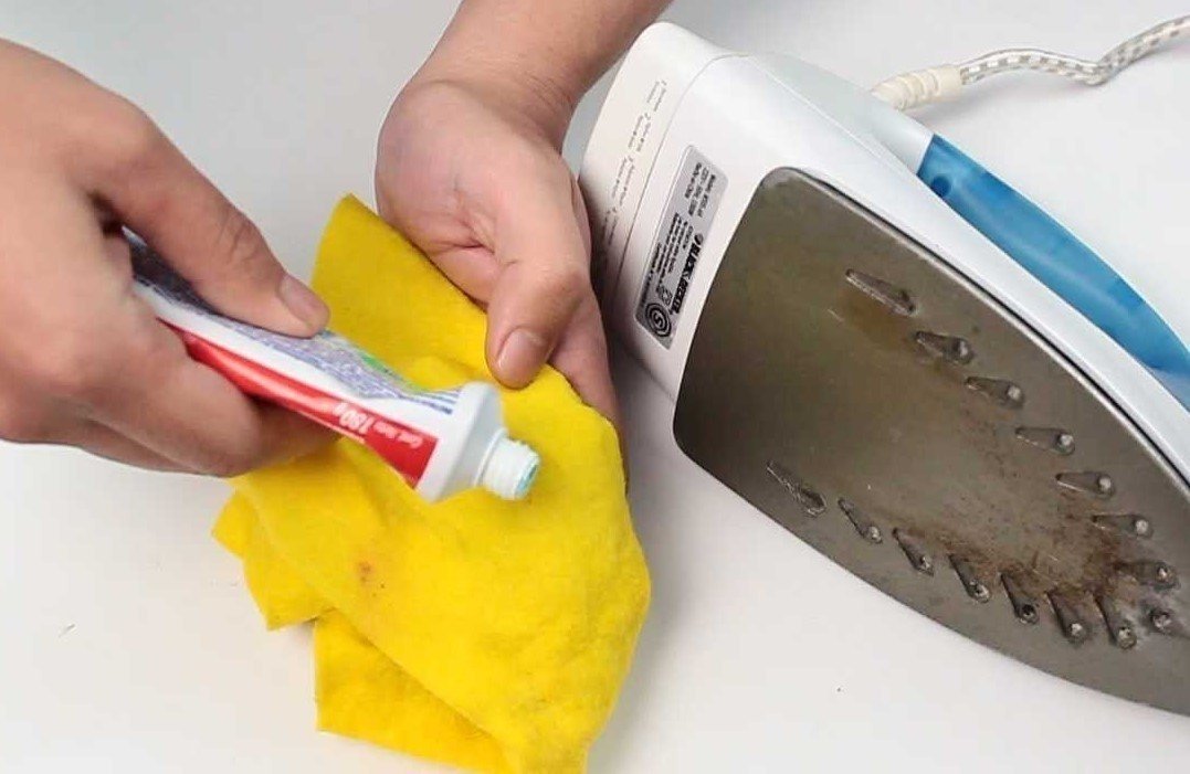 Способов очистить утюг от нагара зубной пастой