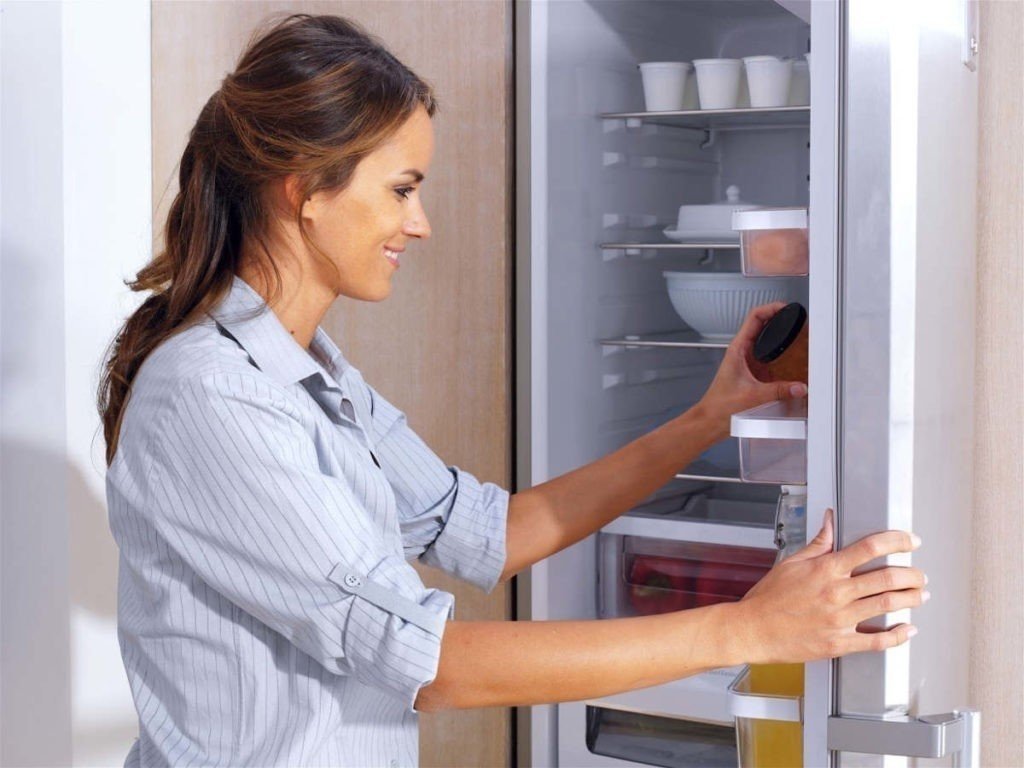 Мыть дверцу холодильника