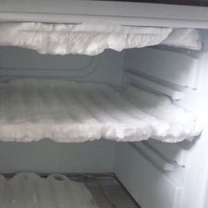 Холодильник внутри в конденсате
