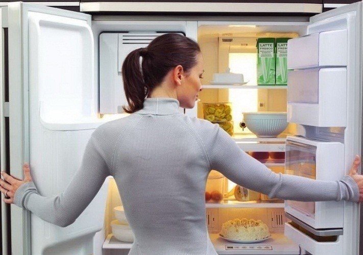 Женщина у холодильника