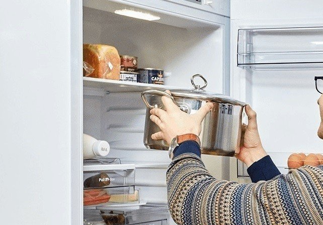 Кладет в холодильник