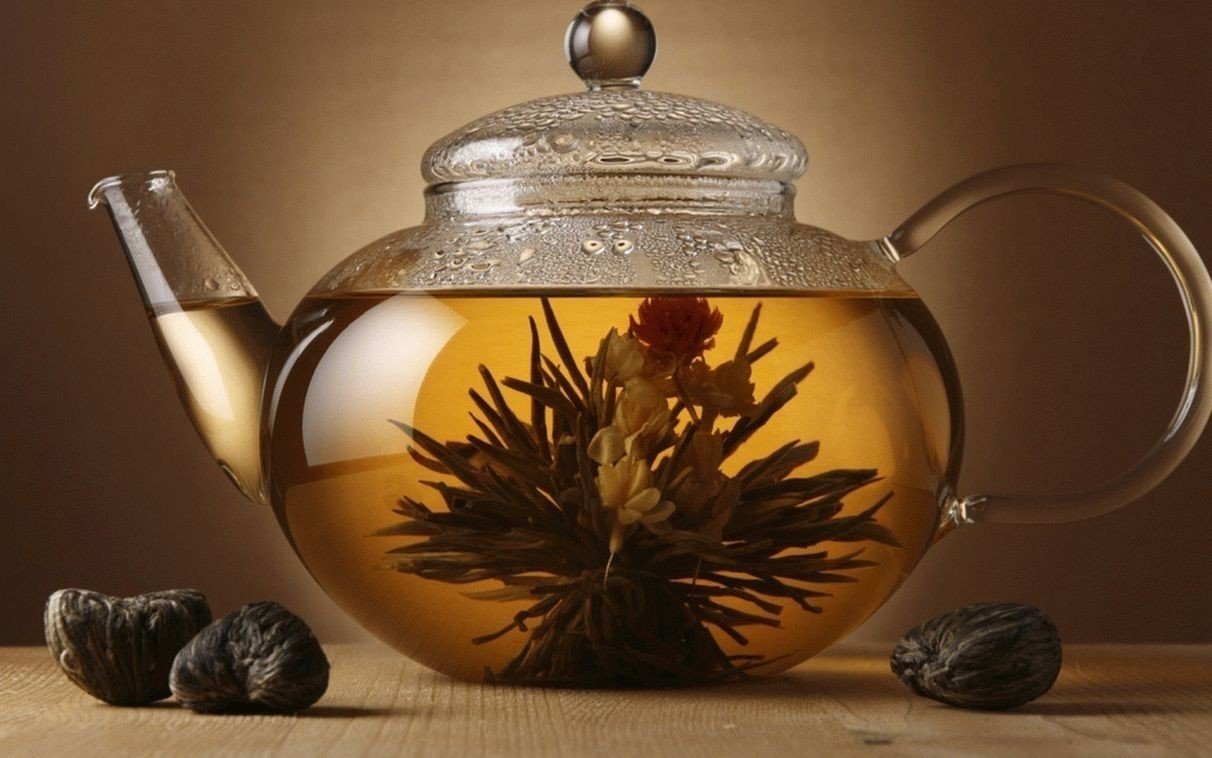 Чайник с чаем на прозрачном фоне