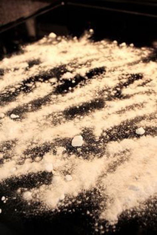 Пригоревшая пыль на белом обогревателе