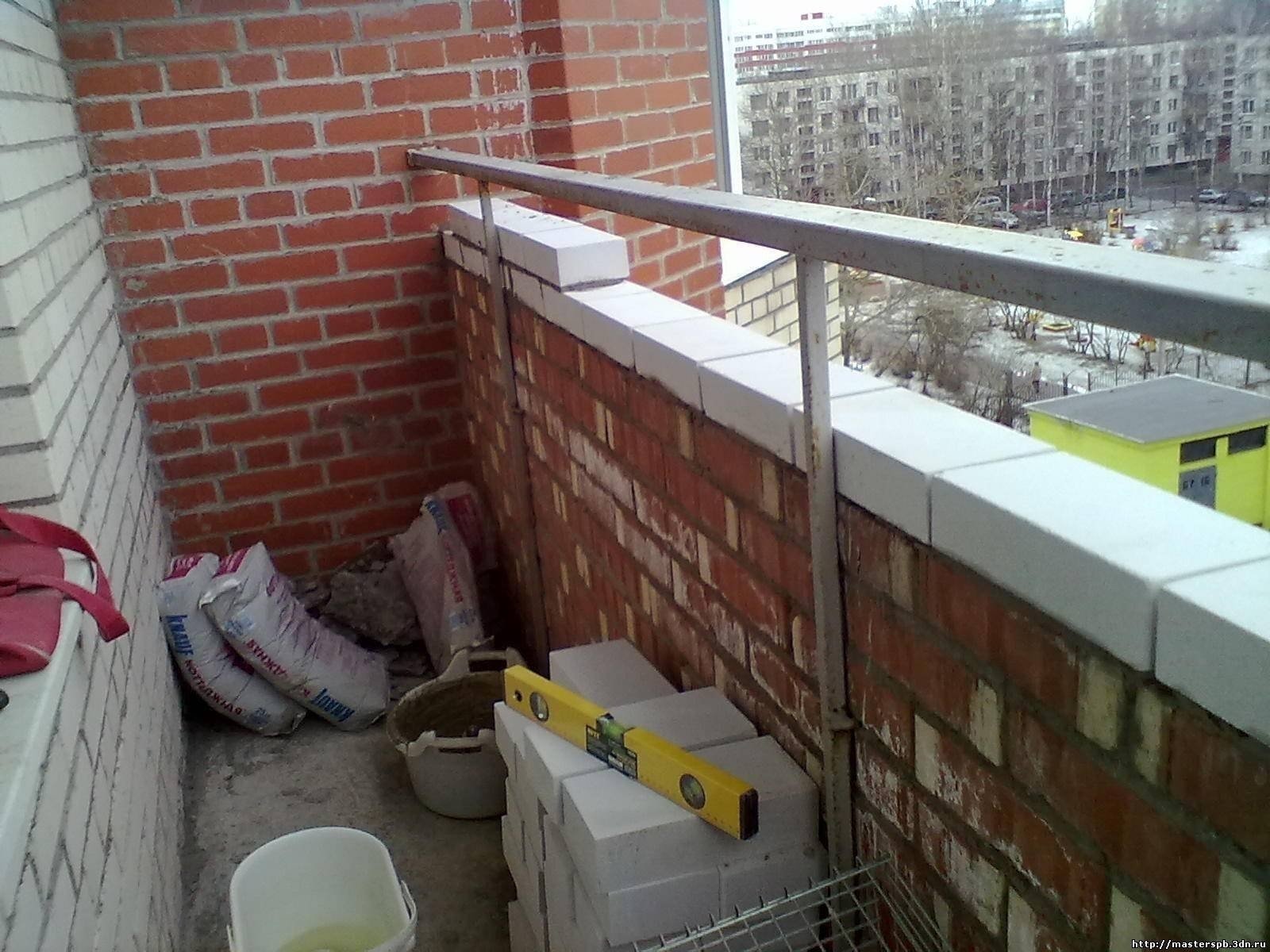 Кирпичный парапет балкона