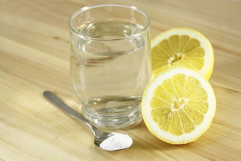 Стакан воды с лимоном