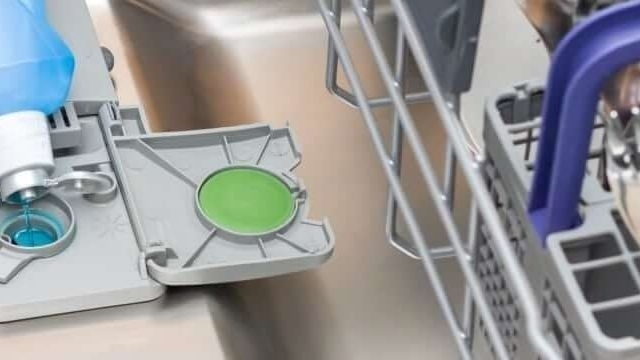Как и куда нужно заливать ополаскиватель для посудомоечных машин