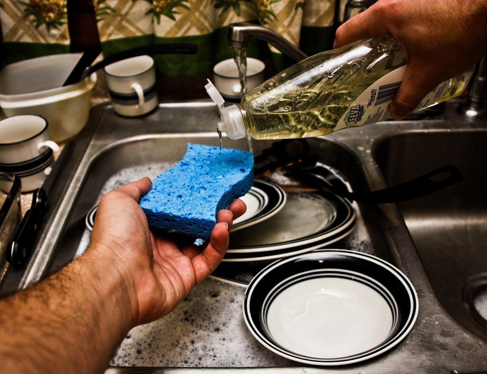 Где хранить губку для мытья посуды на кухне