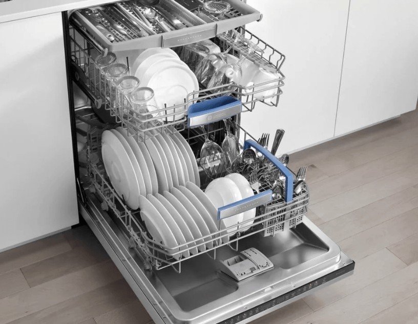 Посудомоечная машина в кухне