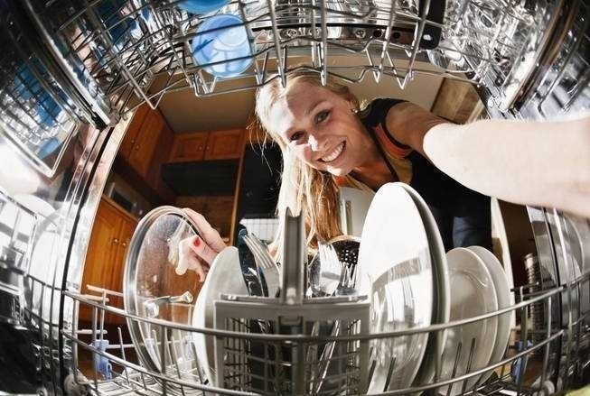 Чистая посуда в посудомойке