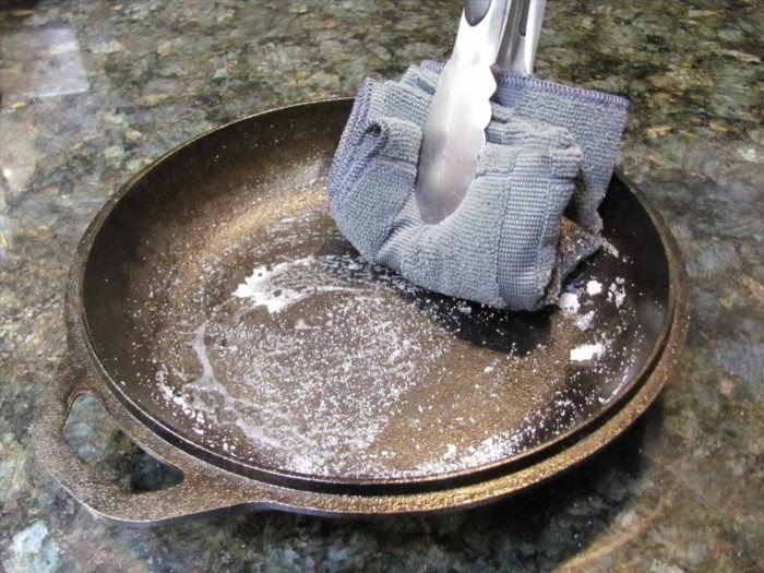 Очистка сковороды от нагара
