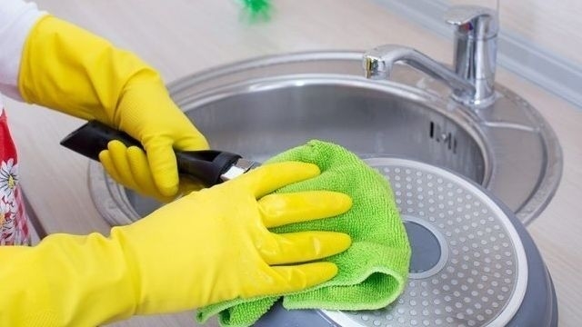 Как почистить тефлоновую сковороду от нагара