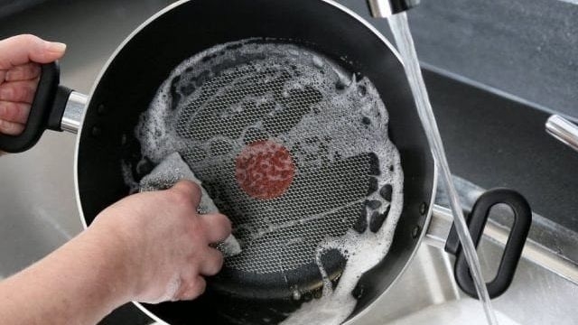 Как отмыть сковородки от застарелого нагара внутри и снаружи