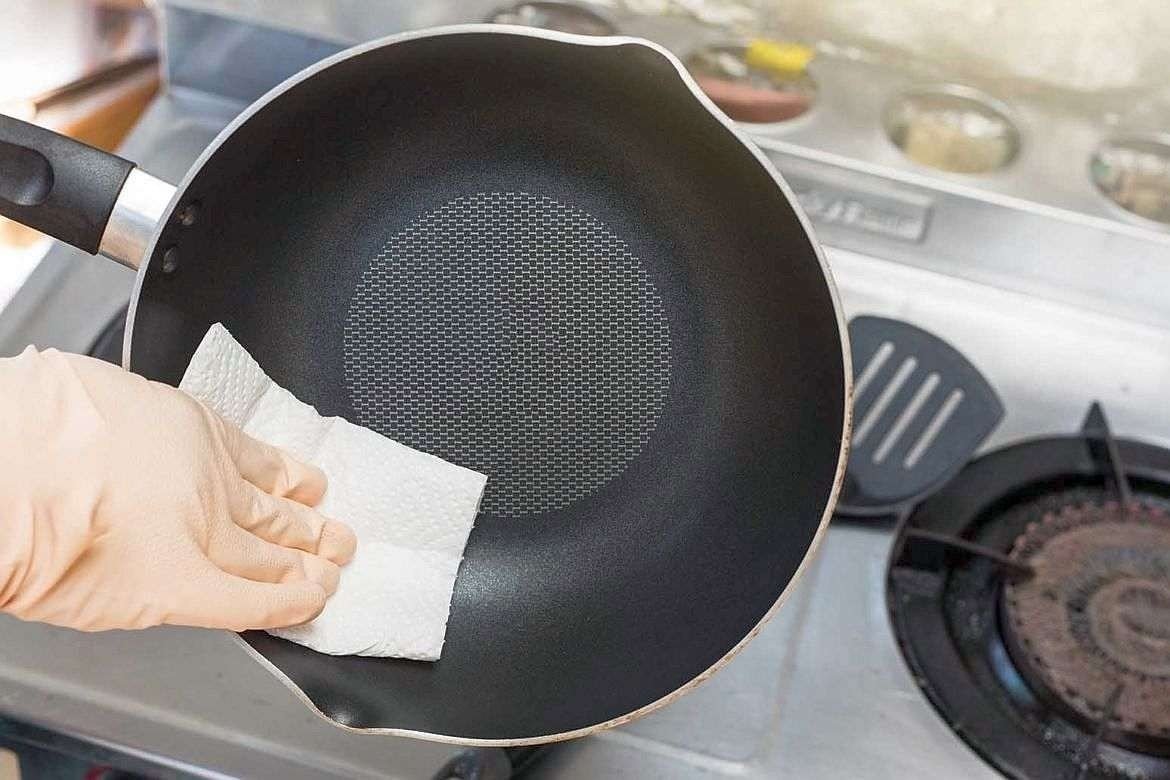 Чем отмыть пригоревшую сковороду с антипригарным покрытием