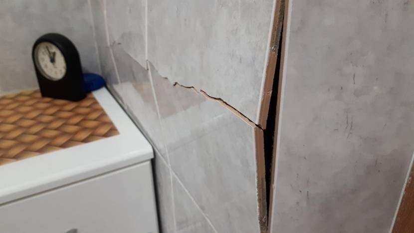 Треснула плитка на стене в ванной