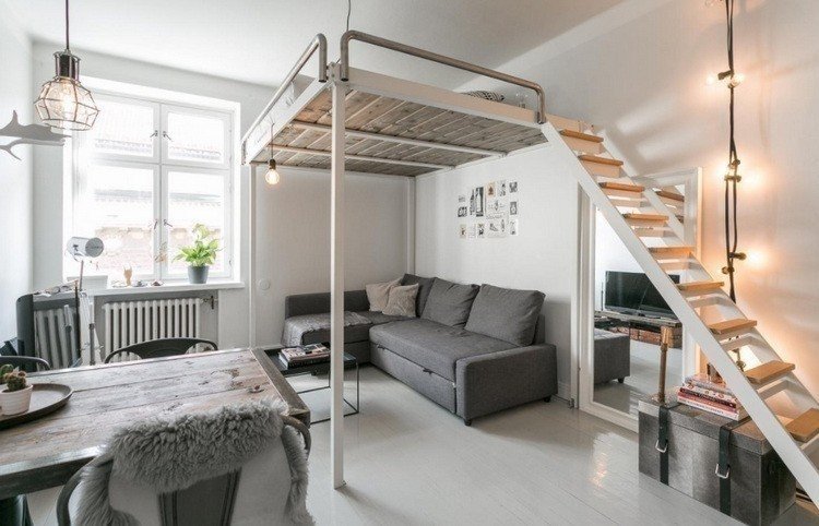 Кровать под потолком с лестницей