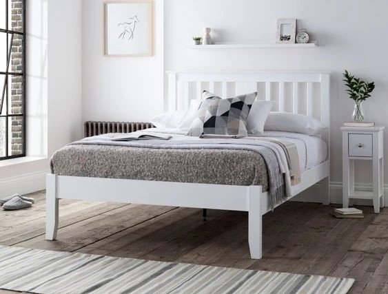 Бело серые деревянные кровати