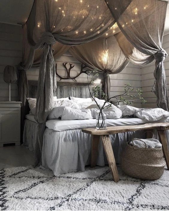 Спальни в стиле кантри с балдахином