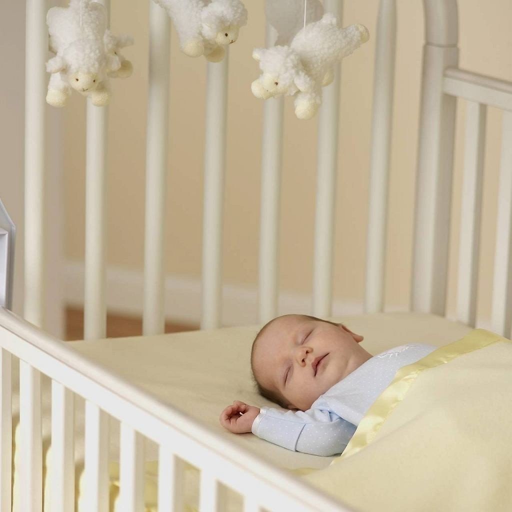 Сон новорожденного ребенка без подушки