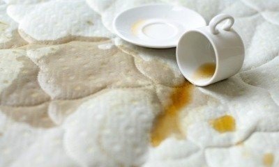 Пролитый кофе на постель