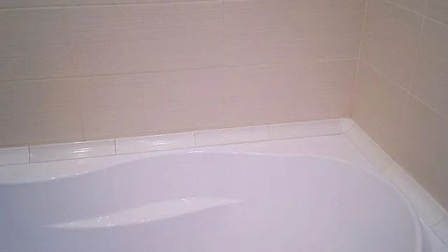 4 варианта, чем заделать щель между ванной и стеной, не вызывая специалистов