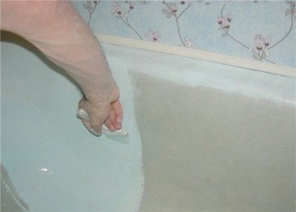 Этап нанесения эмали на ванну
