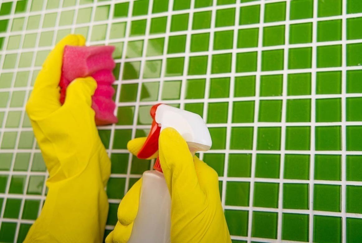 Очистить губкой плитку в ванной