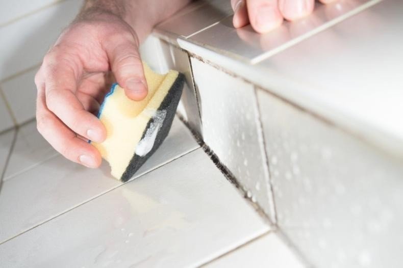 Очистить плитку в ванной от налета