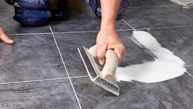 Как удалить эпоксидную смолу с плитки: проверенные способы, чем оттереть сухую и незатвердевшую смолу с кафельной плитки