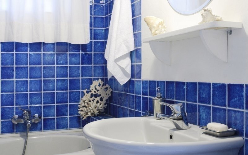 Синяя маленькая плитка для ванной