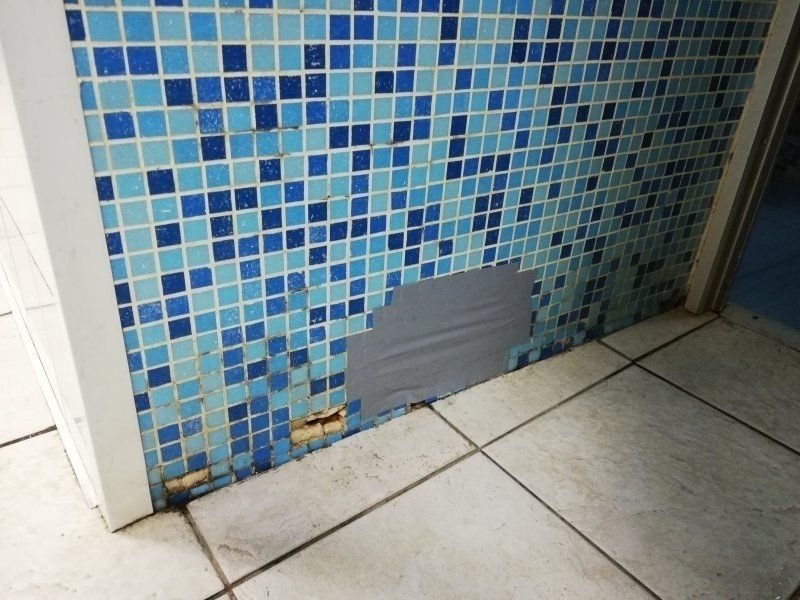 Старая плитка в ванной