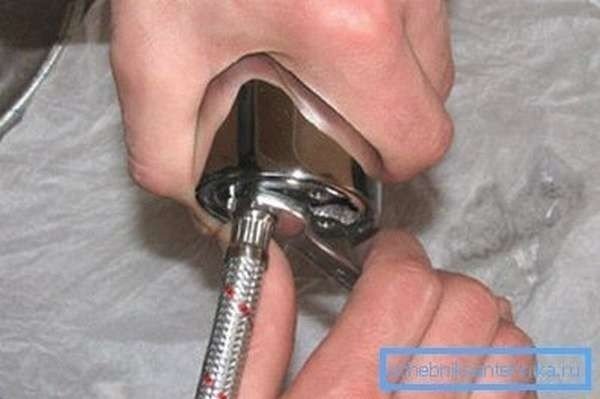Ключ для гибкого шланга смесителя