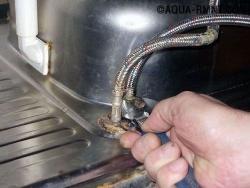 Прикрутить кран к посудомоечной раковине из нержавейки